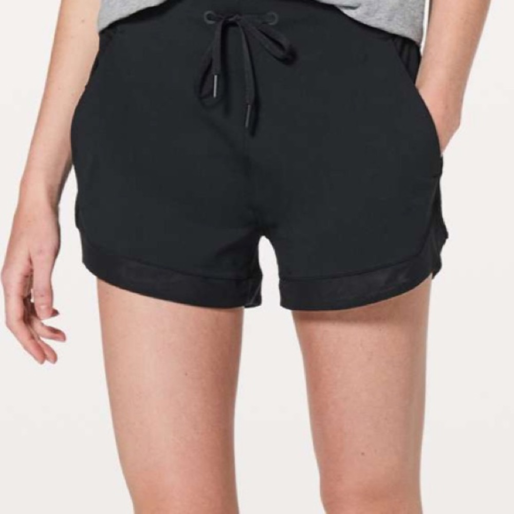 Lululemon Sunsetting Shorts 3”